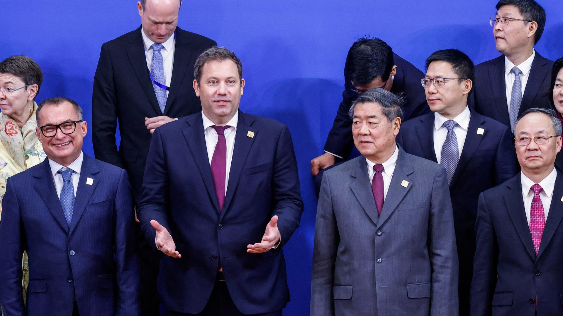 Finanzminister Lars Klingbeil und der chinesische Vizepremier He Lifeng inmitten einer Gruppe von deutschen und chinesischen Vertretern. | REUTERS