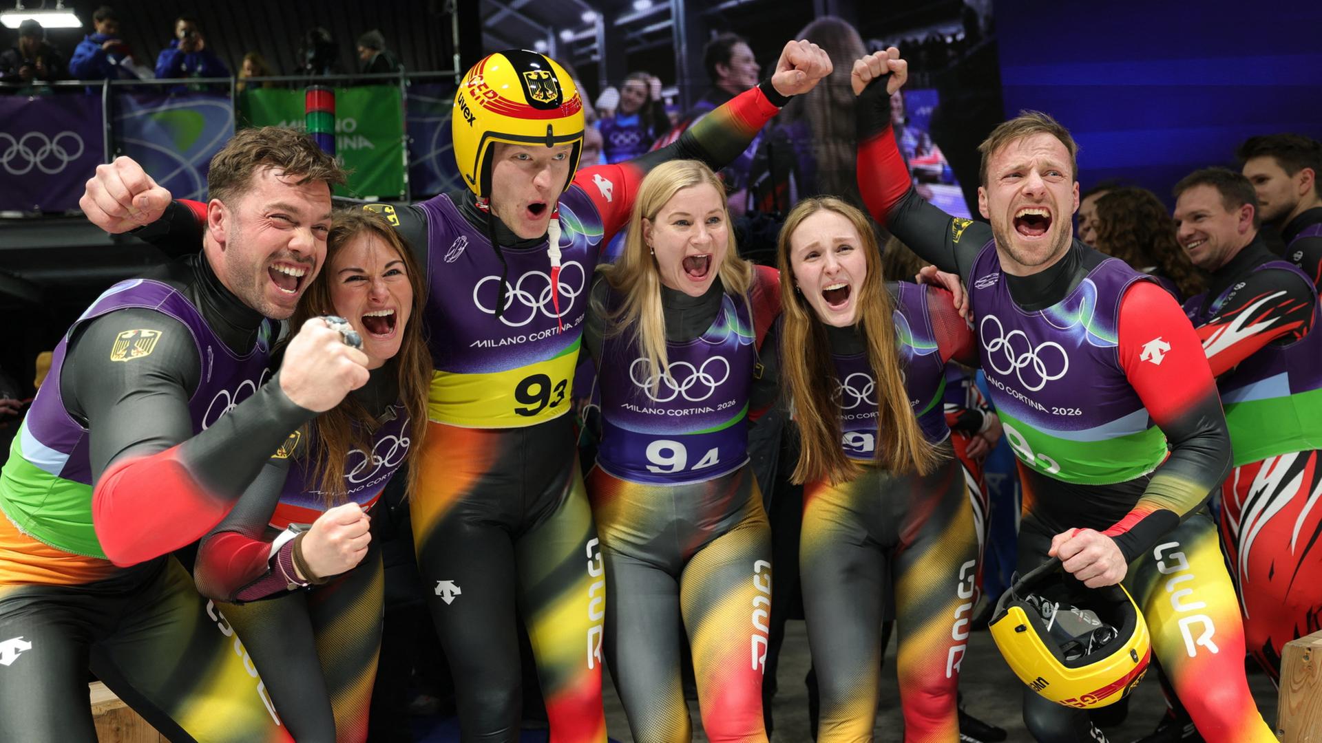 Die deutschen Rodlerinnen und Rodler feiern ihren Olympiasieg. | REUTERS