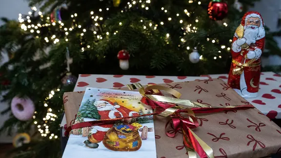 Geschenke liegen unter einem Weihnachtsbaum. | picture alliance/dpa Geschenke liegen unter einem Weihnachtsbaum.