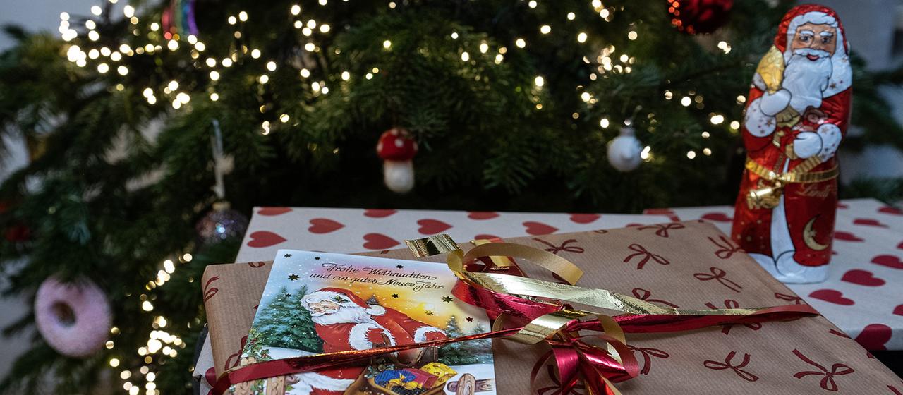 Geschenke liegen unter einem Weihnachtsbaum.