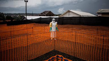 Eine Krankenpflegerin steht in Bunia (Demokratische Republik Kongo) inmitten von orangen Abgrenzungen. (Archivbild: 7. November 2018)