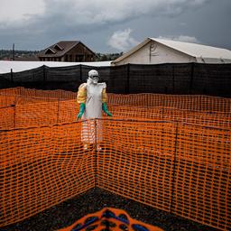 Eine Krankenpflegerin steht in Bunia (Demokratische Republik Kongo) inmitten von orangen Abgrenzungen. (Archivbild: 7. November 2018)