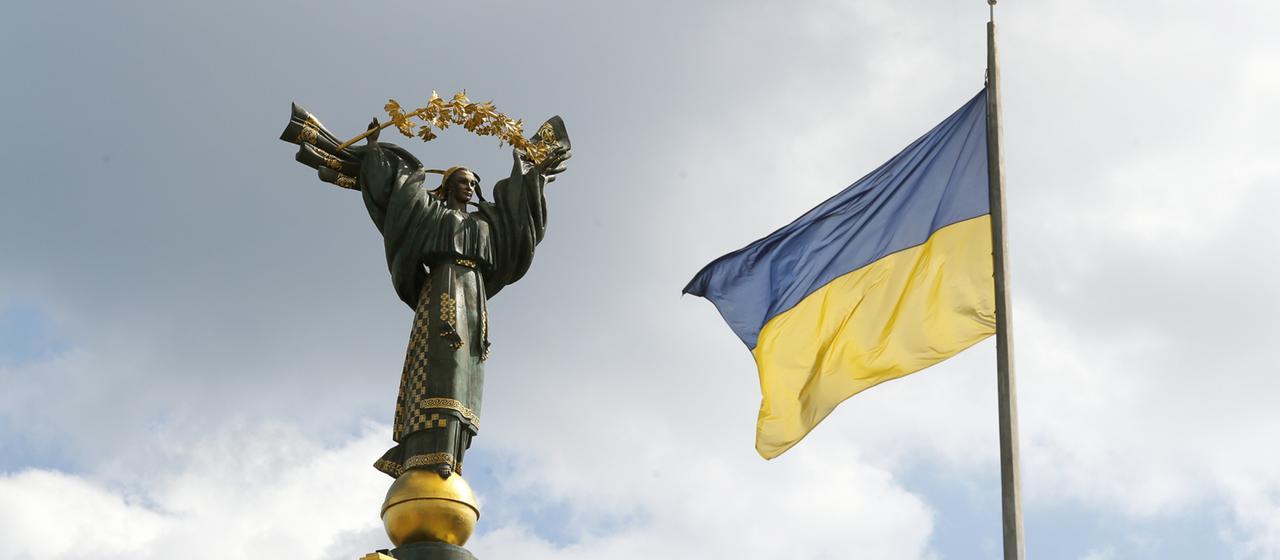 Das Unabhängigkeitsdenkmal und die ukrainische Flagge in Kiew.