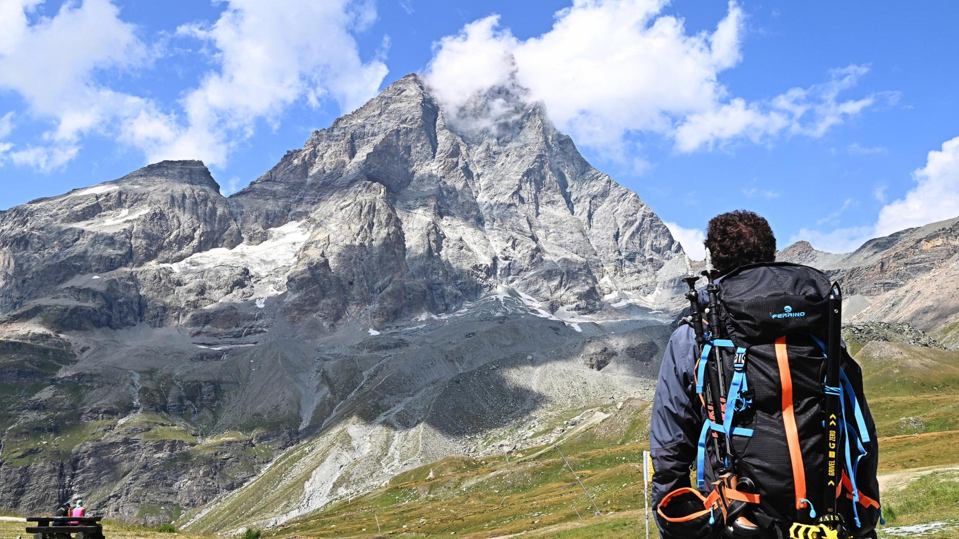 Ein Wanderer blickt in Breuil-Cervinia, Italien, auf das Matterhorn. | EPA