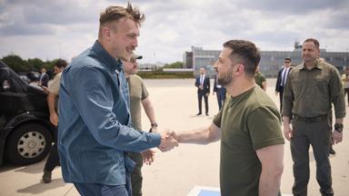 Der ukrainische Präsident Selenskyj begrüßt einen der Kommandeure vor dem Rückflug aus der Türkei