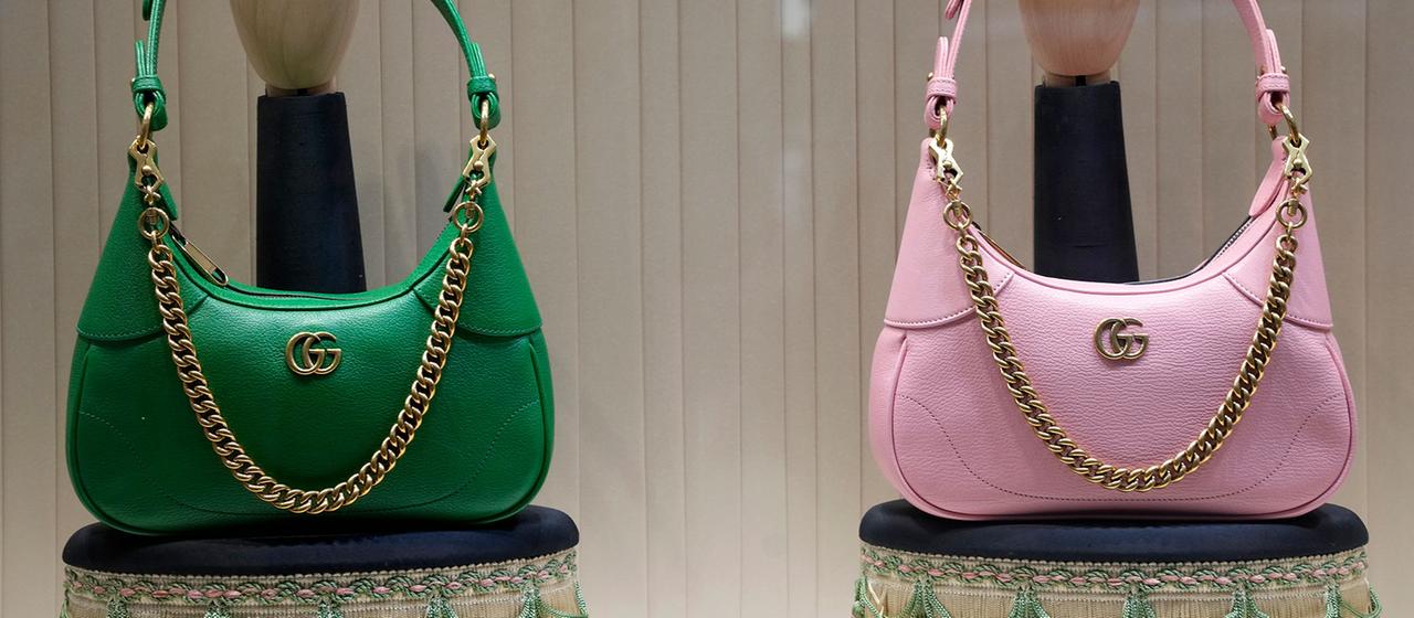 Gucci-Taschen in einem Schaufenster