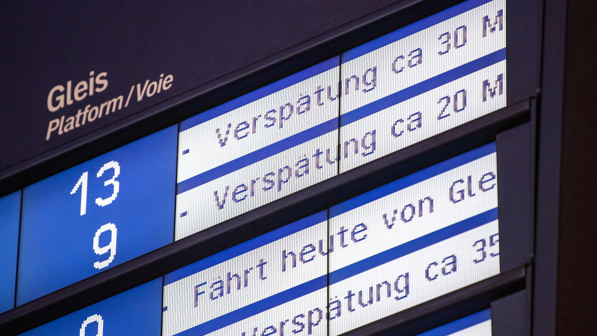 Auf einer Anzeigetafel am Hauptbahnhof in Stuttgart werden bei mehreren Zugverbindungen Verspätungen angezeigt. | dpa