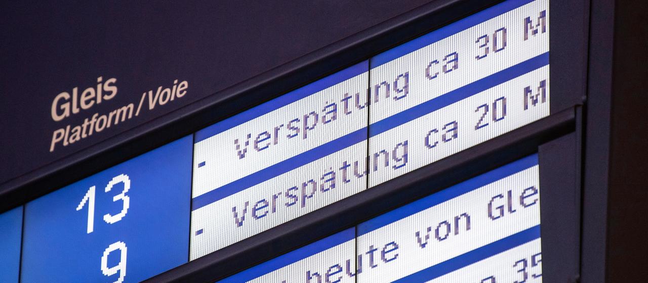Auf einer Anzeigetafel am Hauptbahnhof in Stuttgart werden bei mehreren Zugverbindungen Verspätungen angezeigt.