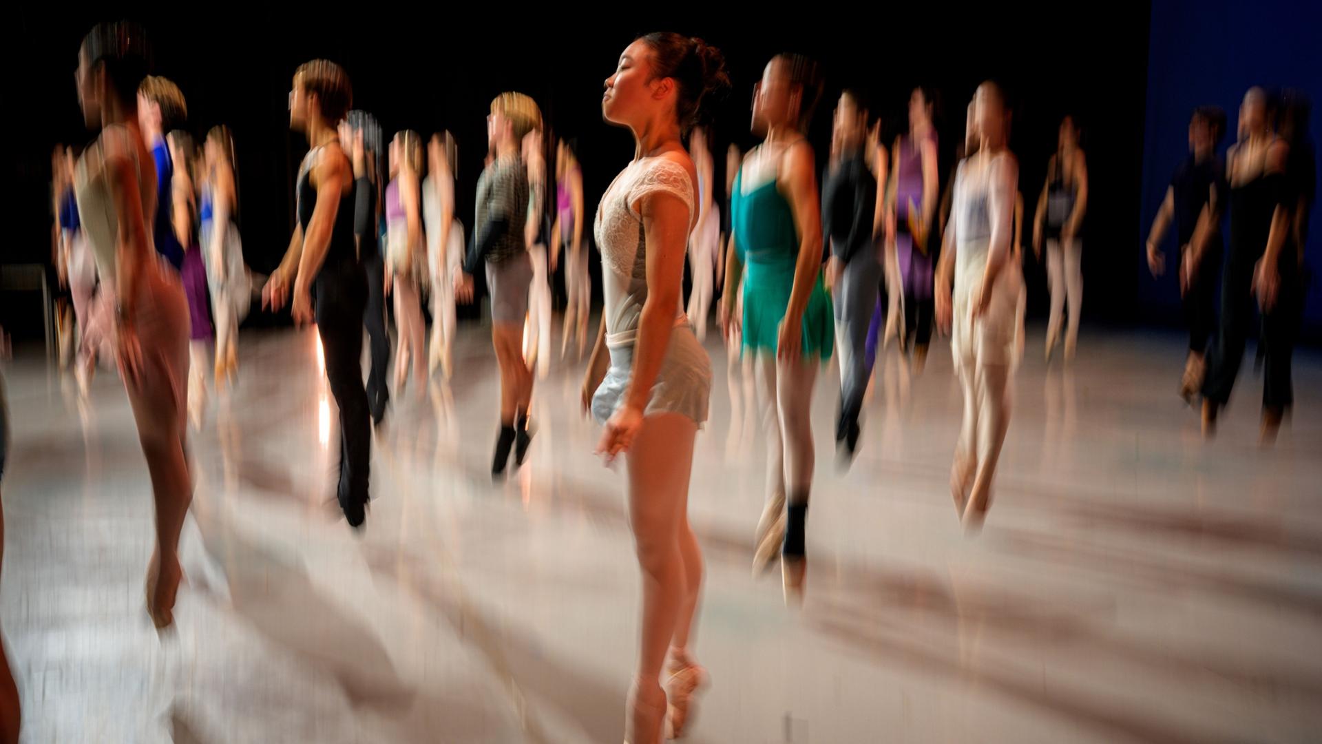 BalletttÃ¤nzer der Nationaloper Bukarest sind auf einer BÃ¼hne zu sehen. | AP Photo/Vadim Ghirda