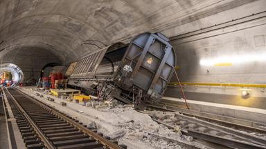 Verunglückte Güterwagen stehen am Unfallort im Gotthard Basistunnel anlässlich einer Medienführung an der Unfallstelle.
