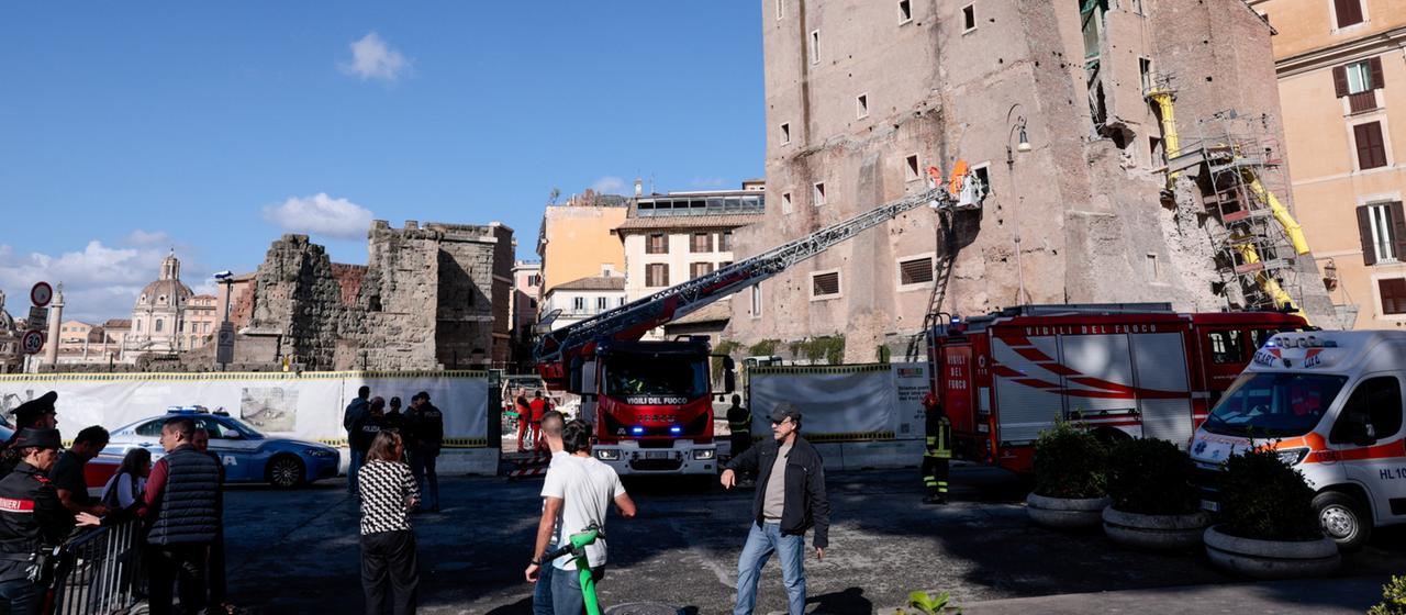 Passanten gehen am Torre dei Conti in Rom (Italien) nach dessen Teileinsturz vorbei.