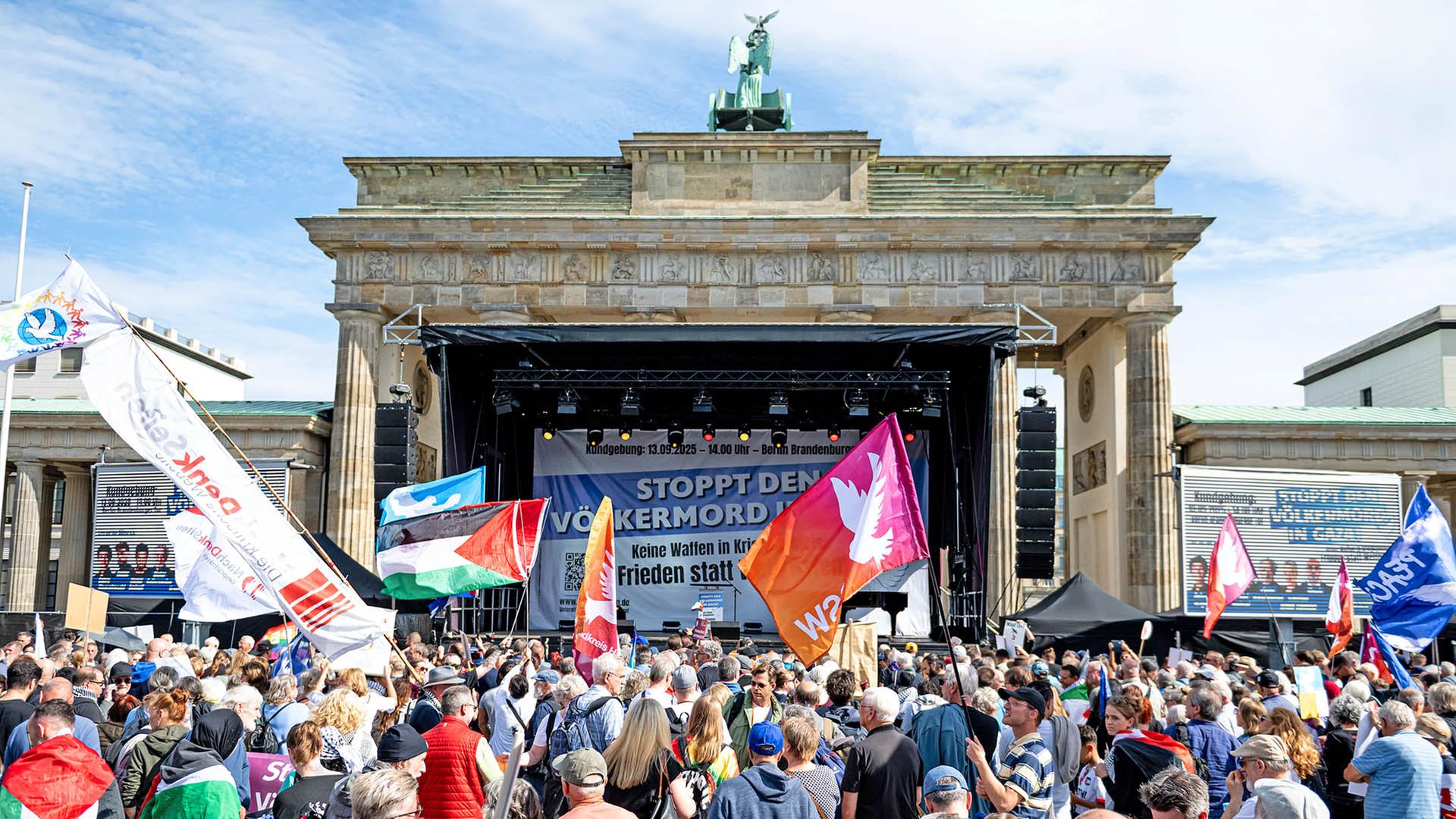 13.09.2025, Berlin: Menschen nehmen an der Demonstration unter dem Motto 