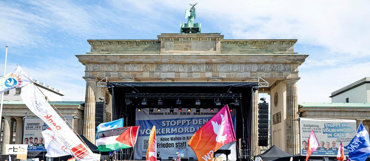 13.09.2025, Berlin: Menschen nehmen an der Demonstration unter dem Motto "Stoppt den Völkermord in Gaza! Keine Waffen in Kriegsgebiete! Frieden statt Wettrüsten!" vor dem Brandenburger Tor teil. (Quelle:dpa/F.Sommer)
