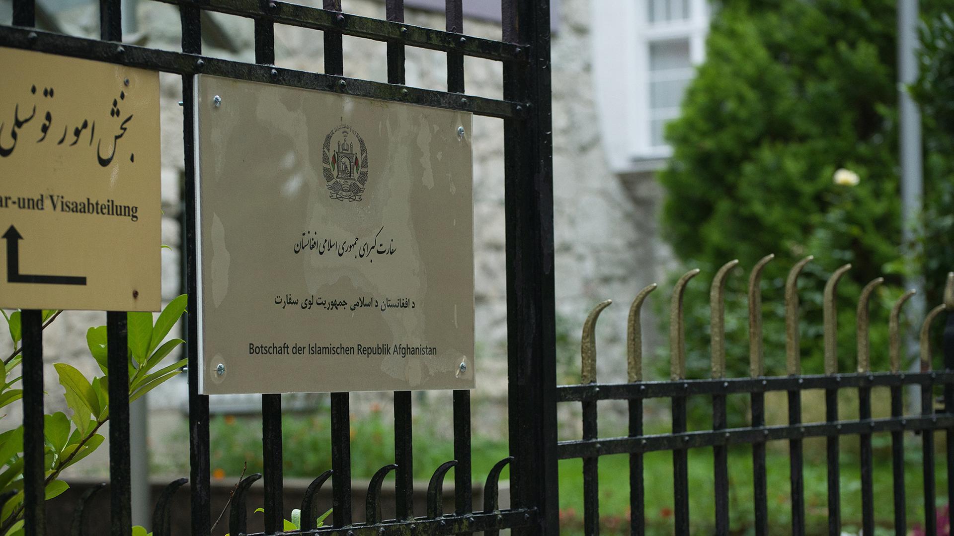 Ein Schild am Eingangstor weist auf die afghanische Botschaft in Berlin hin. | ARD-aktuell / Kruse