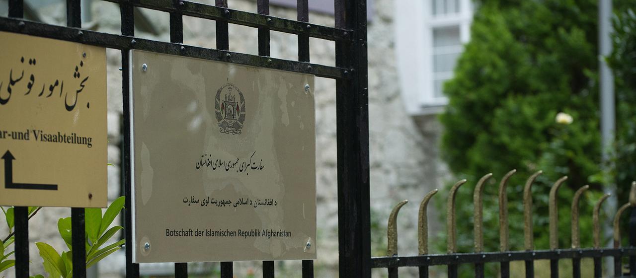 Ein Schild am Eingangstor weist auf die afghanische Botschaft in Berlin hin.