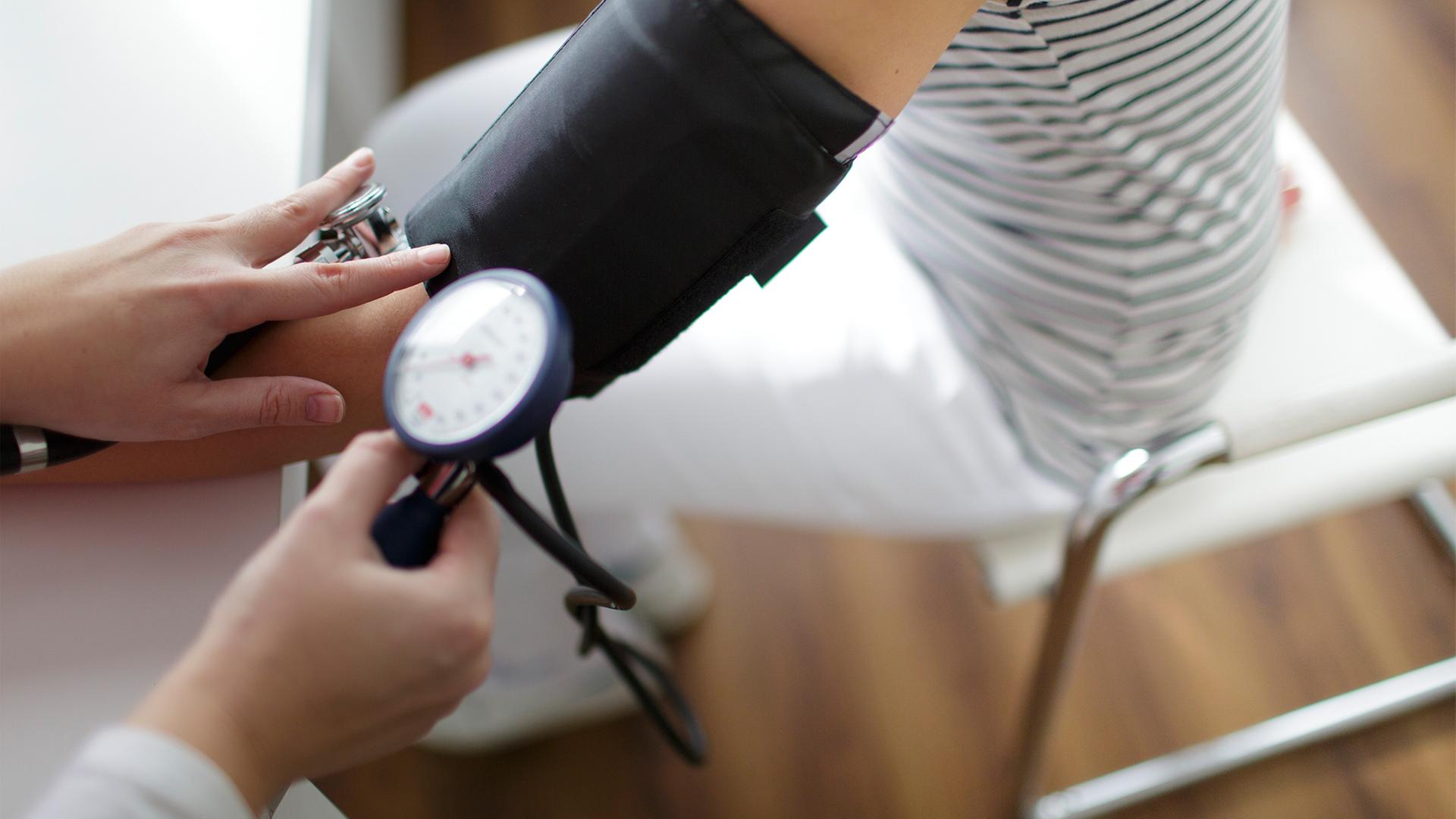 Der Blutdruck einer Patientin wird gemessen