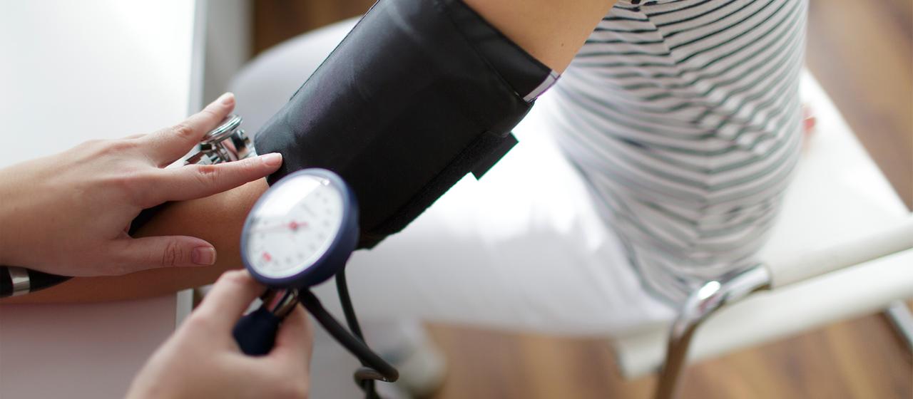 Der Blutdruck einer Patientin wird gemessen