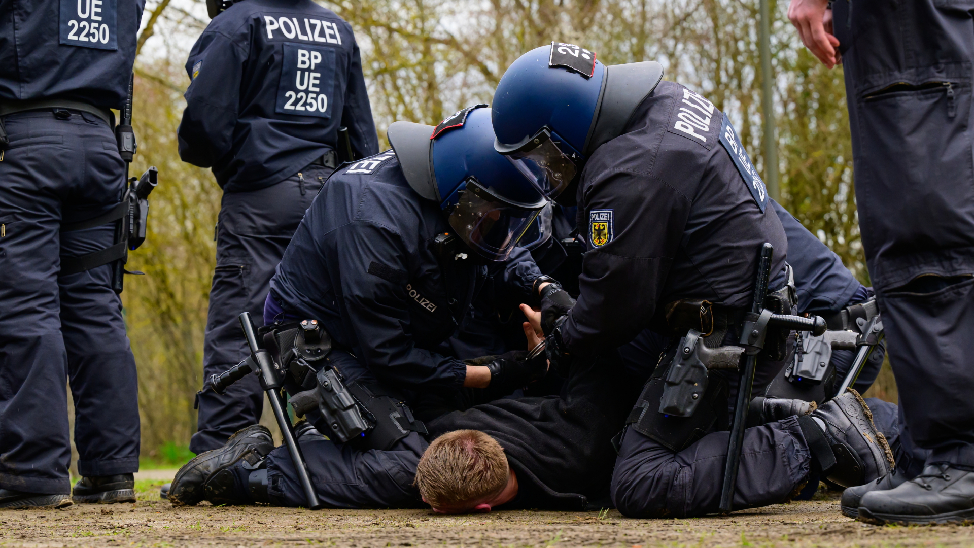 Polizisten der Bundespolizei nehmen während einer Übung einen Fußballfan fest.