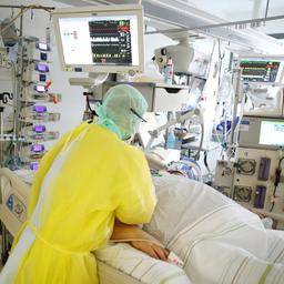 Roland Krabs, Oberarzt, untersucht einen Patienten auf der Covid 19 Intensivstation im SRH Waldklinikum.