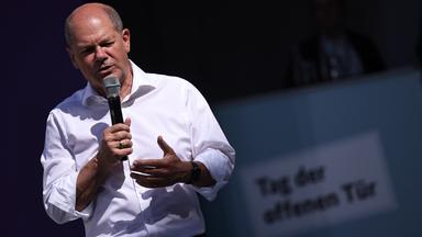 Bundeskanzler Olaf Scholz (SPD) spricht beim Tag der offenen Tür der Bundesregierung im Ehrenhof des Bundeskanzleramts.