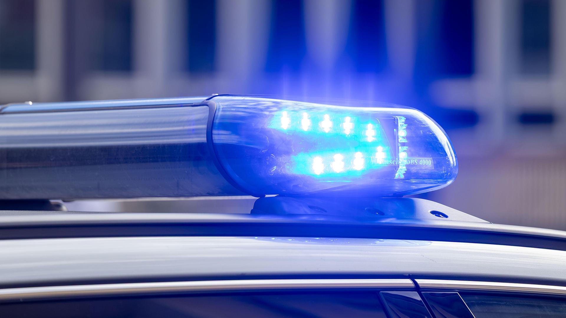 Polizeiwagen mit Blaulicht (Quelle: picture alliance / CHROMORANGE | Udo Herrmann) | picture alliance / CHROMORANGE | Udo Herrmann