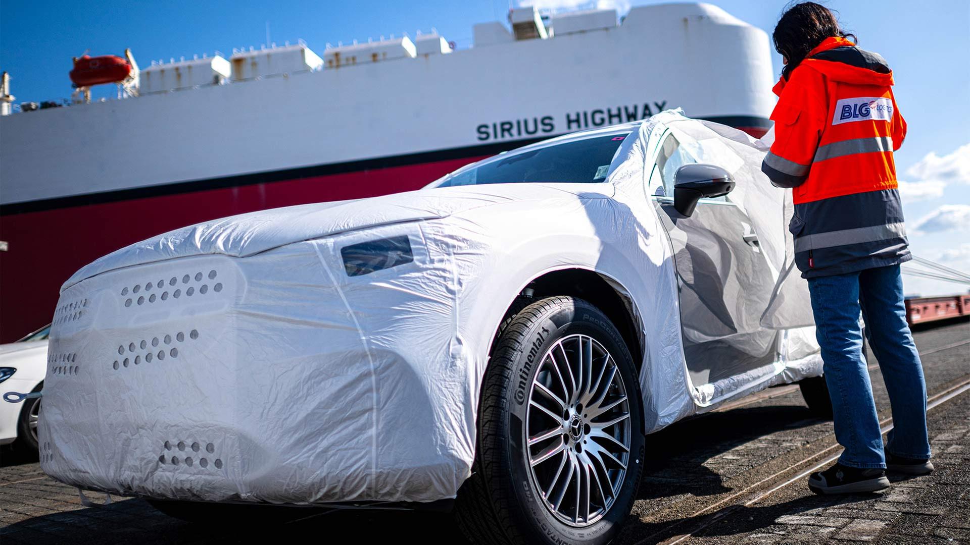 Autos werden im Hafen am BLG Autoterminal Bremerhaven auf Schiffe verladen.  | picture alliance/dpa