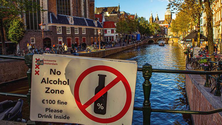 Ein Alkoholverbotsschild in Amsterdam