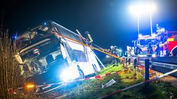 Rettungskräfte sichern einen auf der A44 verunglückten Reisebus