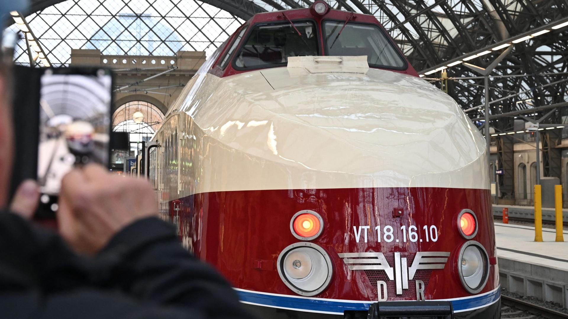 Der restaurierte SVT GÃ¶rlitz startet vom Bahnhof Dresden | Lea Winkler/dpa