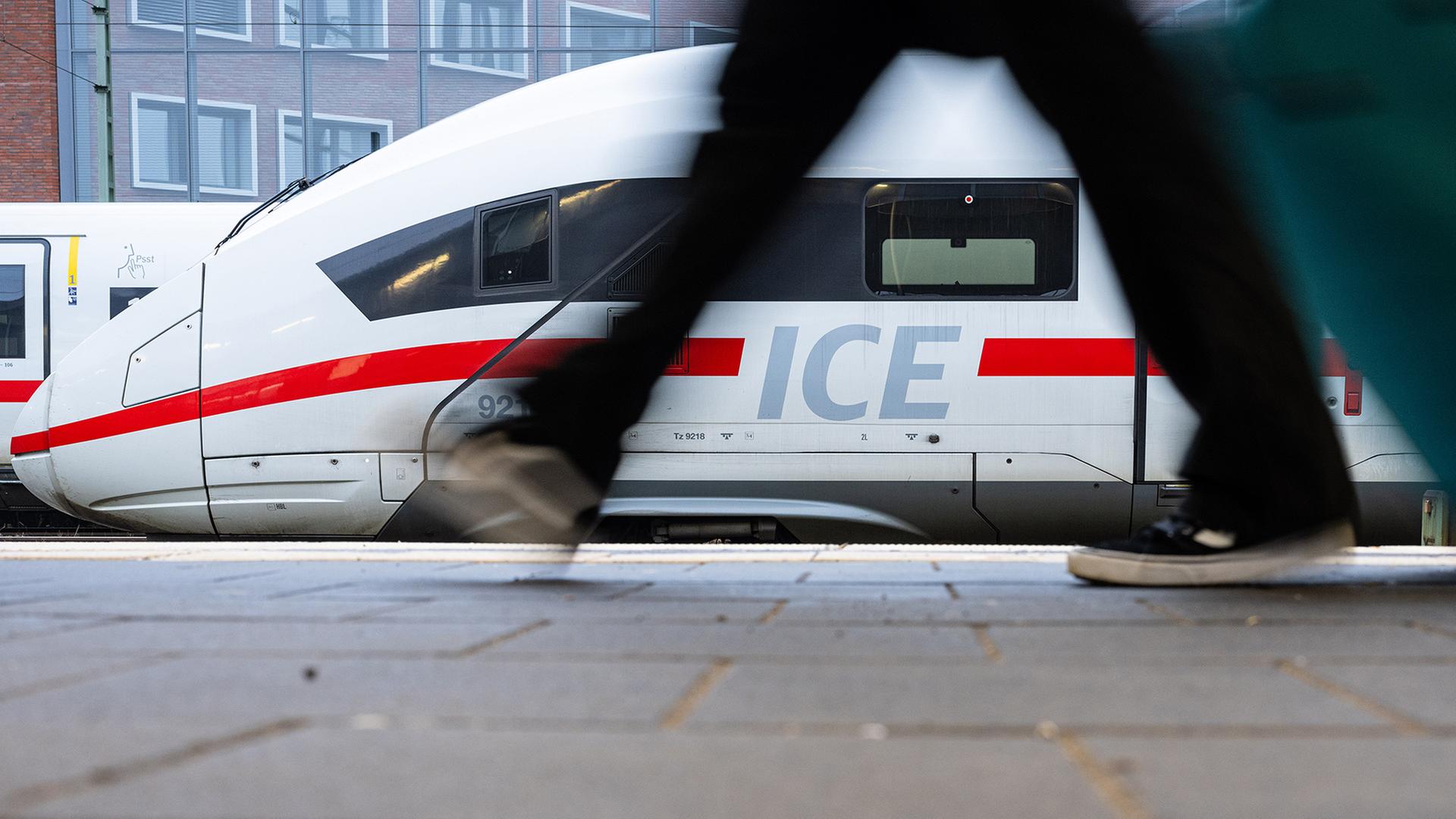 ICE in einem Bahnhof | dpa
