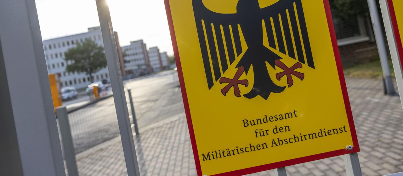 Ein Schild für das Amt für den Militärischen Abschirmdienst (MAD)