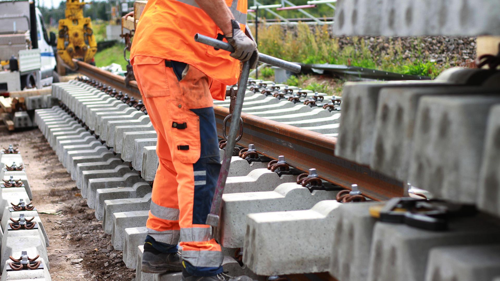 Ein Gleisarbeiter steht an einer Baustelle am Gleisbett. (Quelle: IMAGO/dts Nachrichtenagentur) | IMAGO/dts Nachrichtenagentur