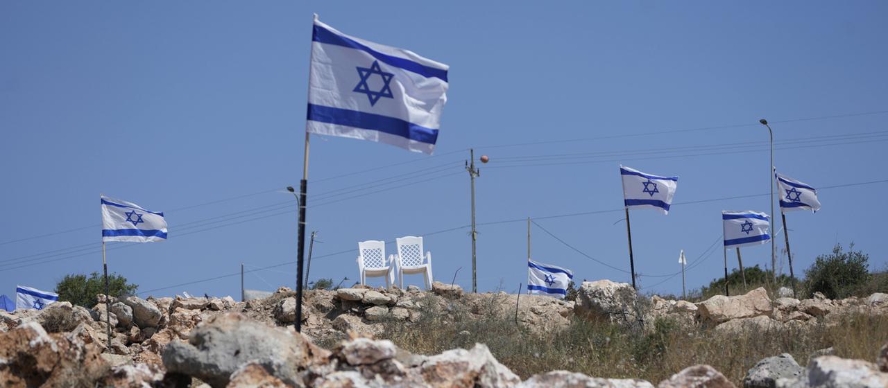 Israelische Flaggen flattern auf einem Hügel im Westjordanland. (Archivfoto: 23.05.2025)