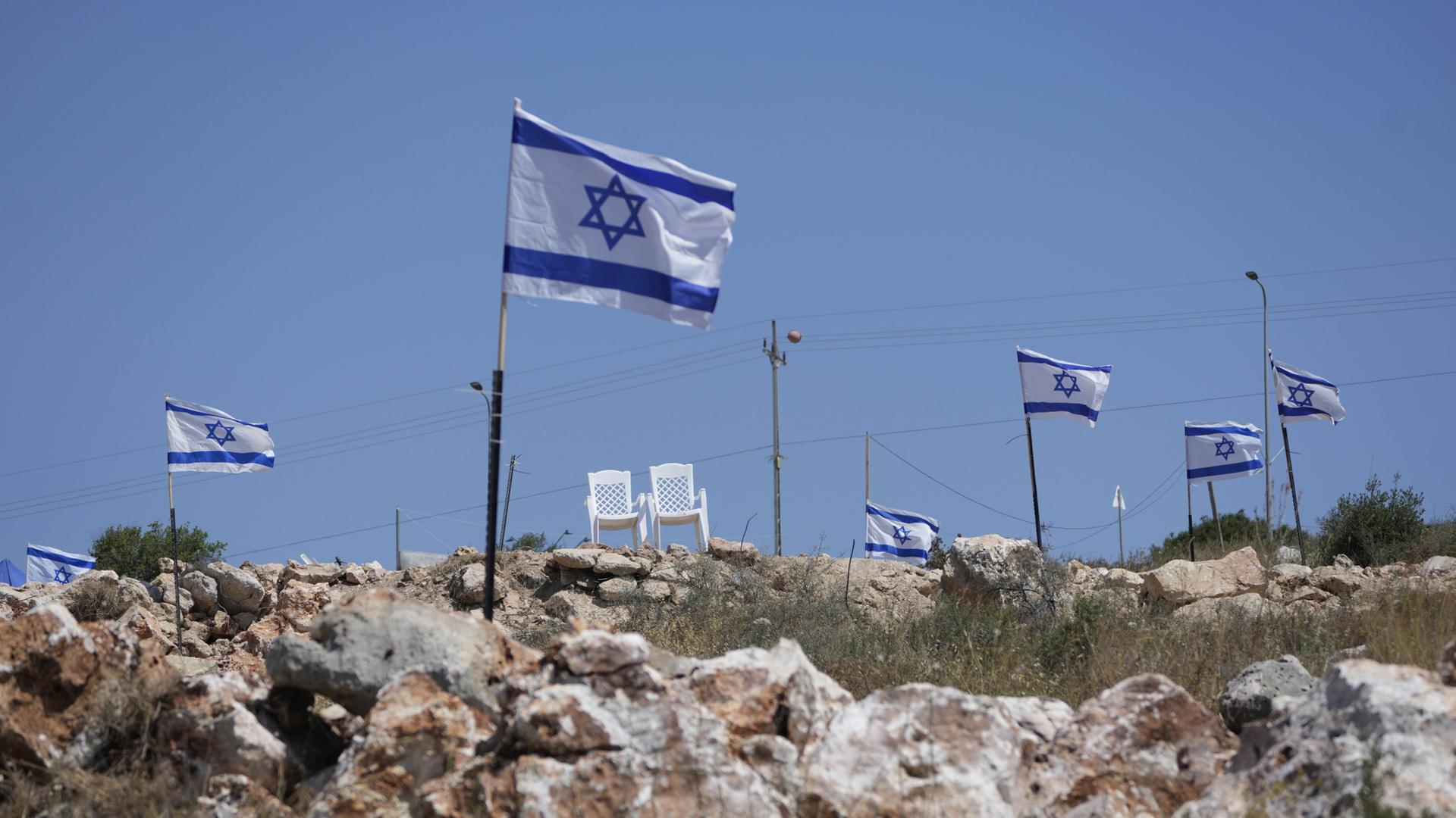 Israelische Flaggen flattern auf einem Hügel im Westjordanland. (Archivfoto: 23.05.2025) | Nasser Nasser/AP/dpa