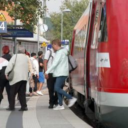 Ausbau Bahnstrecke: Menschen steigen im Bahnhof Jena-Göschwitz aus einem Regionalexpress