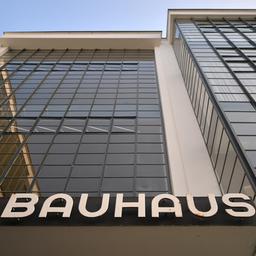 Der Schriftzug "Bauhaus" ist am Bauhaus-Gebäude in Dessau zu sehen.