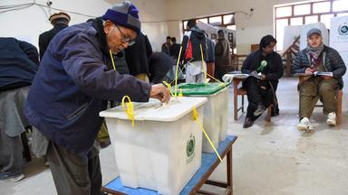 Ein Mann gibt während in einem Wahllokal in Quetta seinen Stimmzettel ab. 