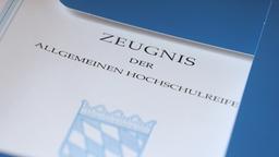 Ein bayerisches Zeugnis der Allgemeinen Hochschulreife (Abiturzeugnis) liegt auf einem Tisch.
