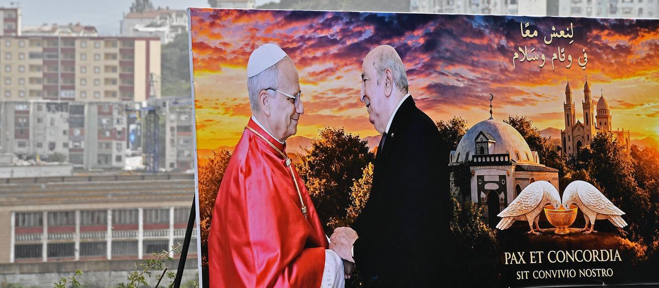 Ein großes Plakat zeigt Papst Leo XIV. mit Abdelmadjid Tebboune in Annaba, Algerien