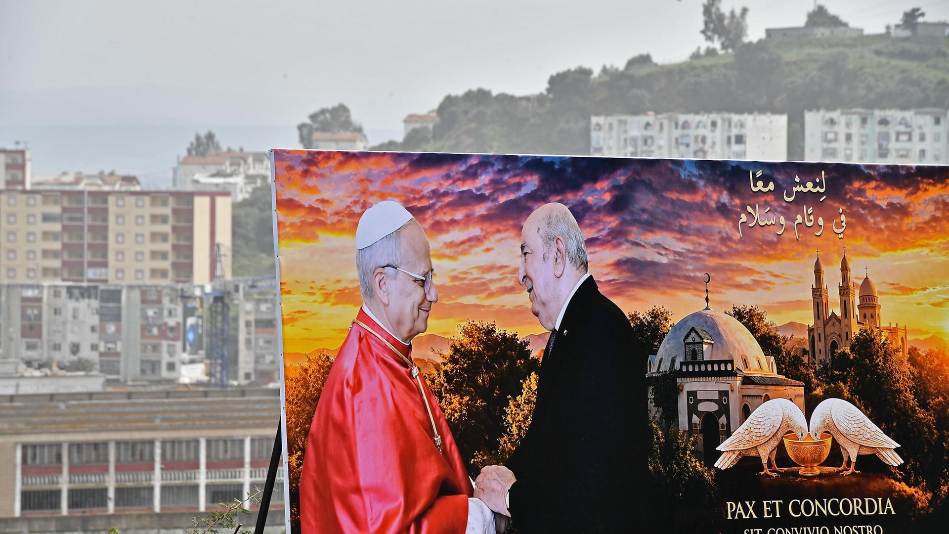 Ein großes Plakat zeigt Papst Leo XIV. mit Abdelmadjid Tebboune in Annaba, Algerien | AP
