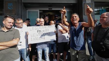 Protest einer Gruppe von Menschen vor dem Sitz des INPS in Neapel gegen die Aussetzung des Grundeinkommens.