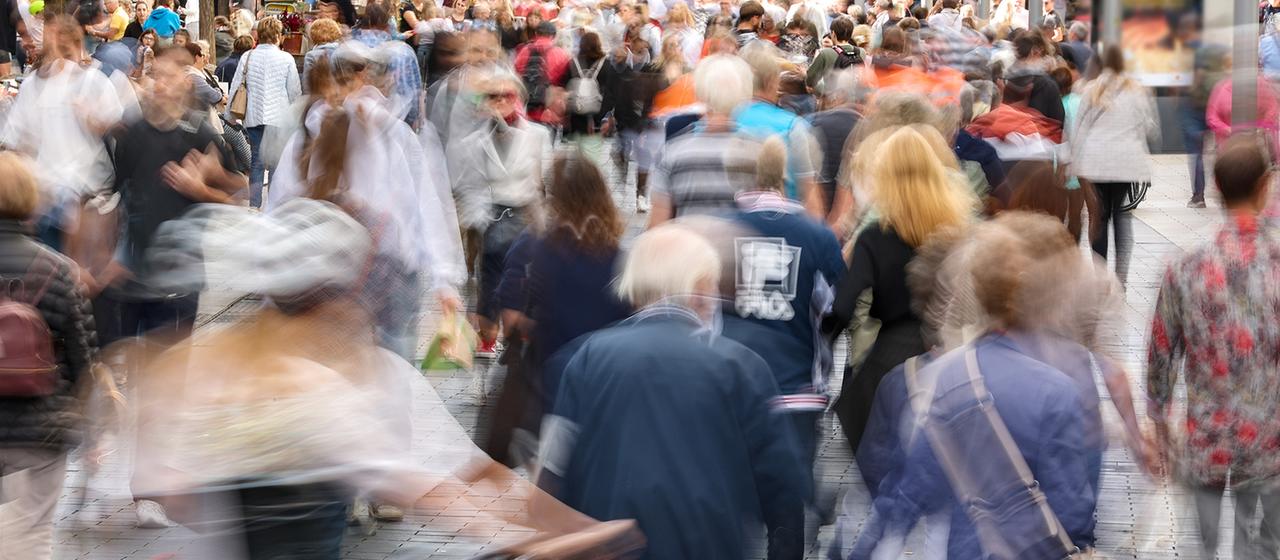 Zahlreiche Passanten gehen durch eine Straße in der Leipziger Innenstadt.