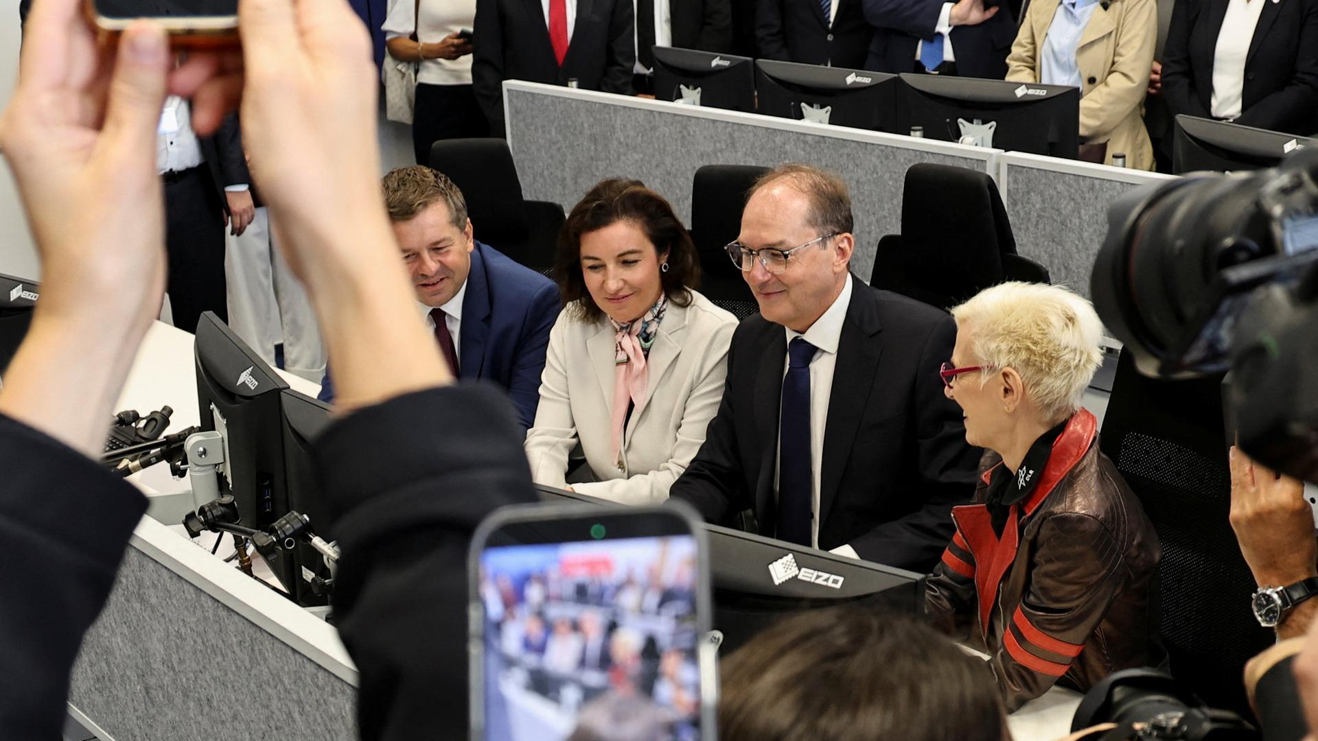 Alexander Dobrindt und Dorothea Bär bei der Eröffnung des Drohnen-Forschungszentrums | REUTERS