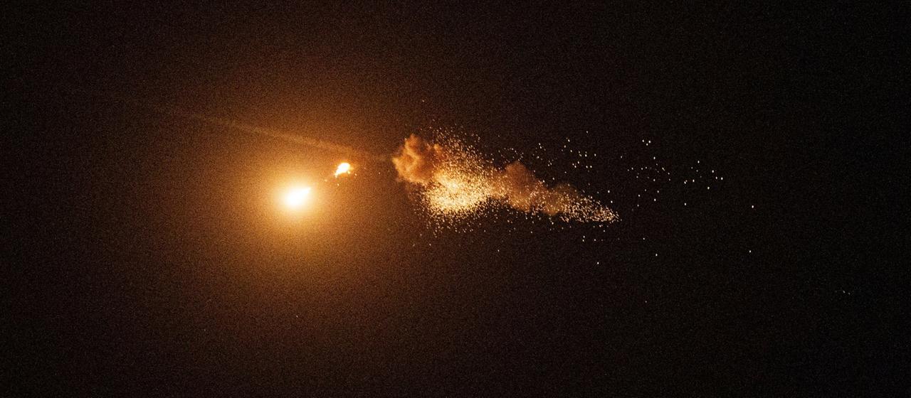 Die ukrainische Flugabwehr fängt eine Shahed-Drohne während eines russischen Luftangriffs an.