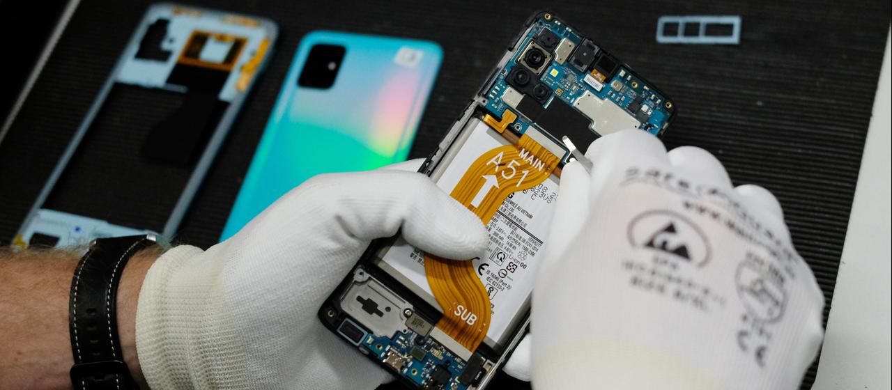 Ein Mobiltelefon wird repariert.