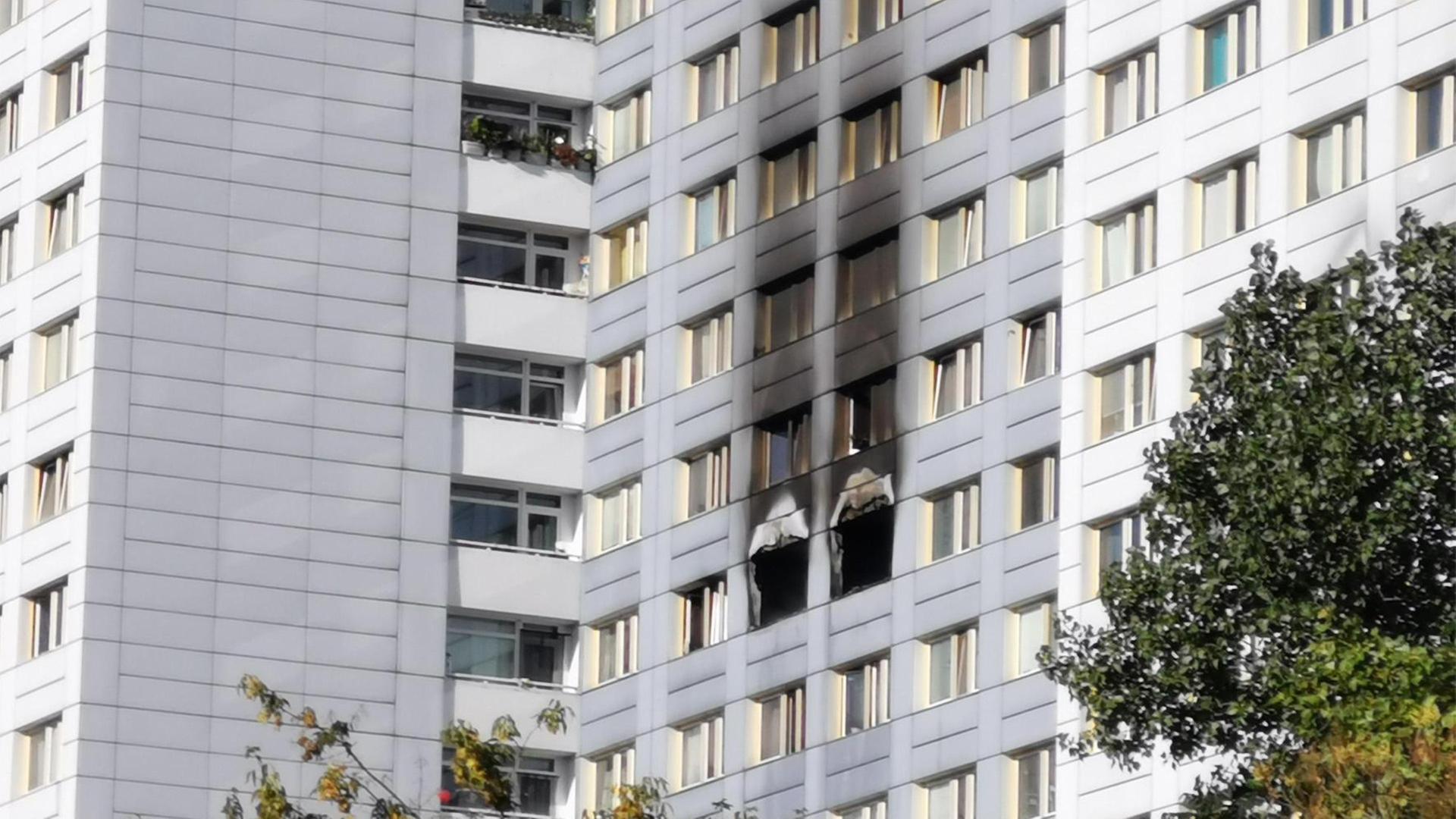 Brand in einem Hochhaus in der Nähe des Berliner Ostbahnhofs - Evakuierung über Drehleitern