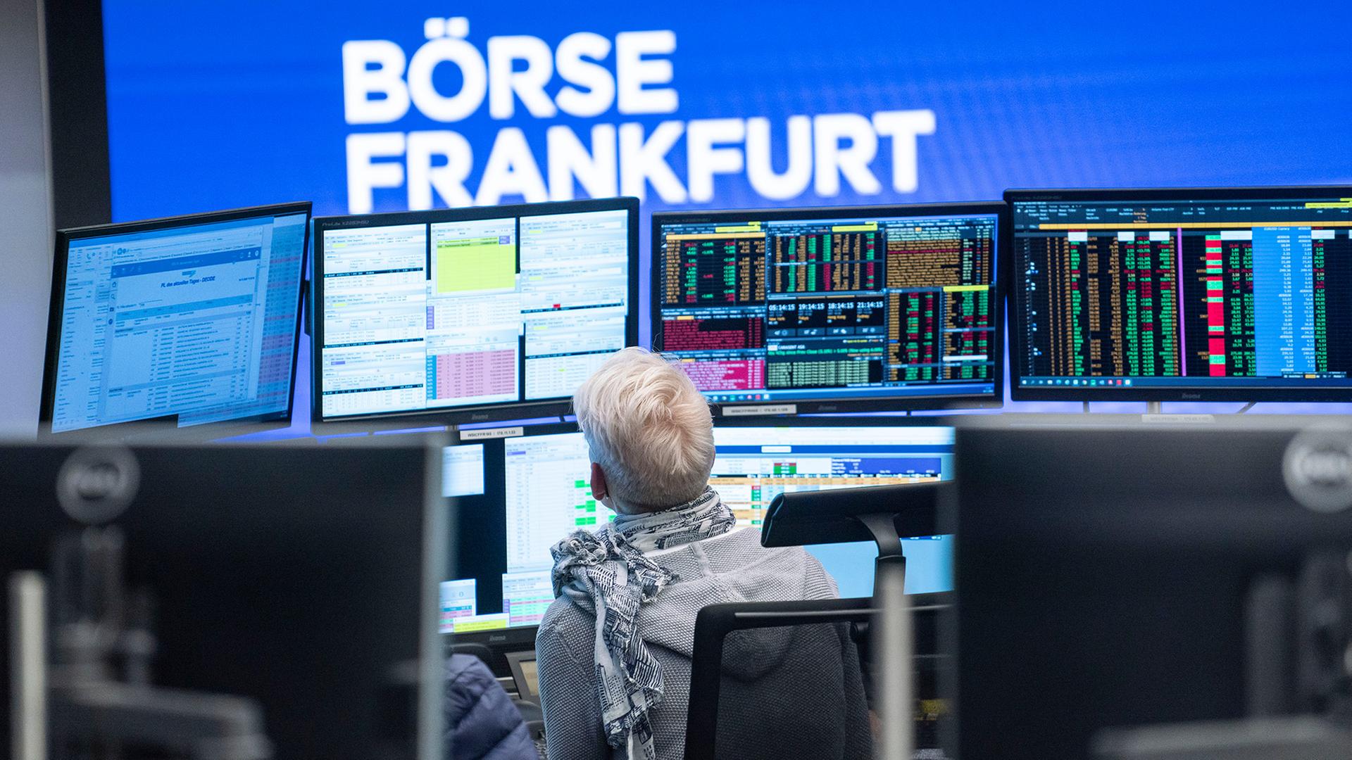 Händlerin an der Börse Frankfurt | 
