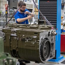 Montage von Getrieben für Panzer bei der Firma Renk.