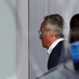 Heinrich XIII. Prinz Reuß wird zum Gericht in Frankfurt am Main begleitet