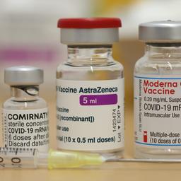 Fläschchen mit Corona-Impfstoffen mehrerer Hersteller